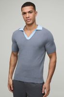 polo de punto ajustado al musculo con cuello en contraste azul