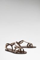 sandalias jelly con tachuelas
