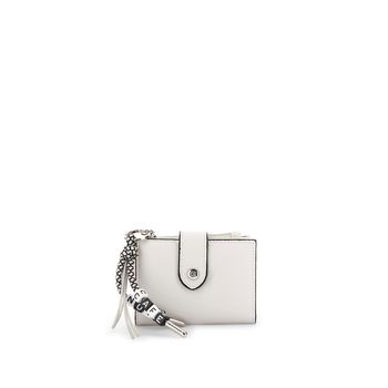 cartera con efecto piel y cremallera envolvente con tirador con dije ivory