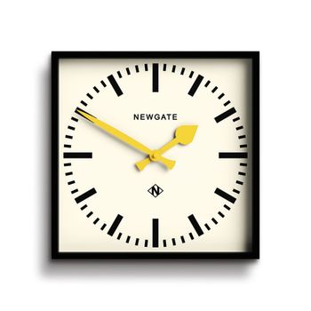 Reloj de pared de estación cuadrado con agujas amarillo limón