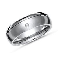 anillo moderno parcialmente pulido titanio con diamante