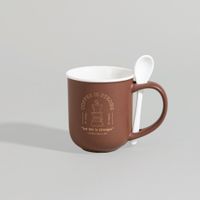caja de taza y cuchara de porcelana marron y blanca