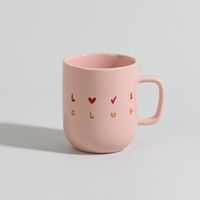 taza de ceramica rosa con corazones