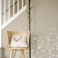 papel pintado panoramico con un zocalo de follaje beige 150