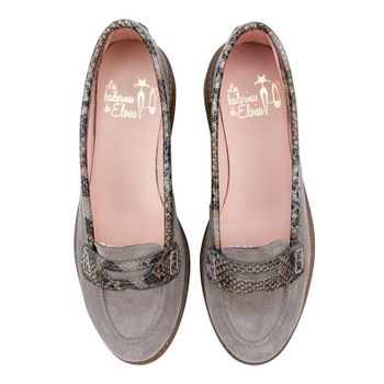 Mocasín en serraje color gris y antifaz en piel boa mismos tonos con plataforma.