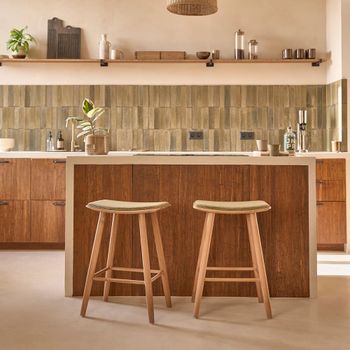 Lote de 2 taburetes de teca maciza con asiento de terciopelo 65 cm