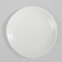 plato llano de ceramica blanca con borde de perlas