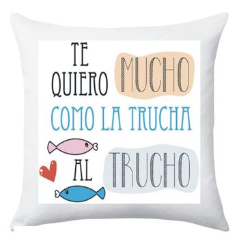 TEOVEL COJÍN + RELLENO CON FRASE: “TE QUIERO COMO LA TRUCHA AL TRUCHO” ESPECIAL SAN VALENTÍN. MENSAJE DE AMOR. 40 x 40 CM