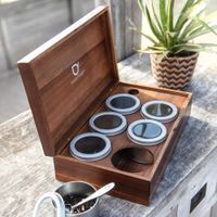 estuche de te de madera de acacia con 6 cajas de te y cuchara  marron