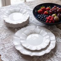 plato de postre de loza blanca