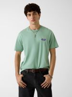camiseta con logo bordado