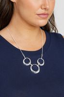 collar plateado con triple aro