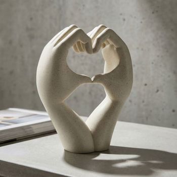 Estatuilla de resina color crema 16,5x7x20 cm