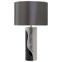 lampara de mesa con pantalla en forma de tambor de seda sintetica con base de pilar de ceramica plateada aiken