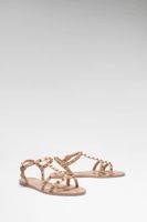 sandalias jelly con tachuelas