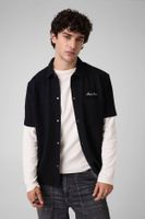 camisa con logo bordado