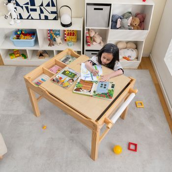 Mesa De Actividades Infantil De Madera Con Tablero Reversible Compartimentos Y Portarrollos 86,5x60x57 Cm Natural Cfw63724