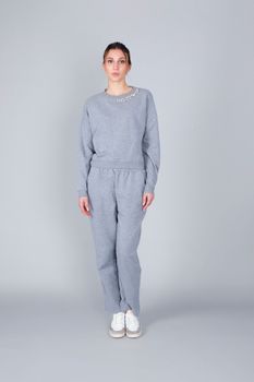 sudadera con aplicación de joya en el escote. grey