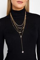 collar multicapa en tono dorado