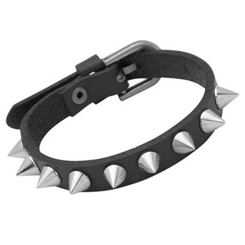 Elegante pulsera de cuero negro con pinchos
