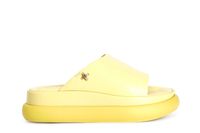 zapatilla de piel con banda grande y complemento yellow