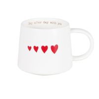 taza de ceramica blanca con corazones rojos