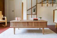 mesa de centro de madera beige con cortinas