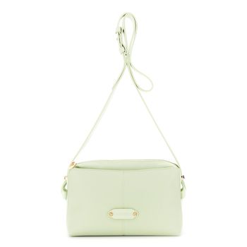 bolso de hombro efecto piel martillada con detalles suaves en contraste green