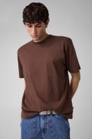 camiseta con logotipo bordado