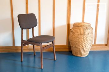Silla de madera marrón