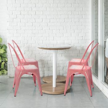 Silla de metal sin apoyabrazos rosa
