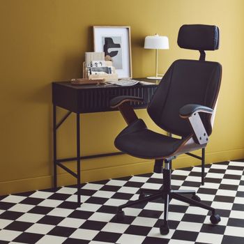 Silla de oficina con ruedas, madera curvada y acabado en polipiel,