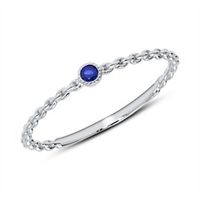 anillo de oro blanco de 14 quilates con zafiro