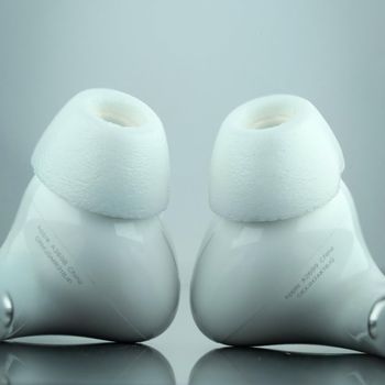 Comply TrueGrip MAX | Tapones de Repuesto Premium de Espuma con Memoria para Apple AirPods Pro (1 y 2 generación) | Tecnología SmartSkin™ | Blanco, tamaño M, 1 par.