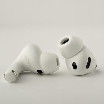 Comply TrueGrip | Almohadillas de Espuma viscoelástica Premium de Repuesto para Apple AirPods Pro (3 generación) | Excelente Aislamiento acústico | Blanco, Talla L, 3 Pares