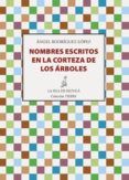 nombres escritos en la corteza de los arboles