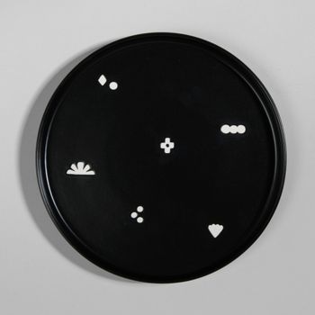 Plato llano de gres negro con motivos