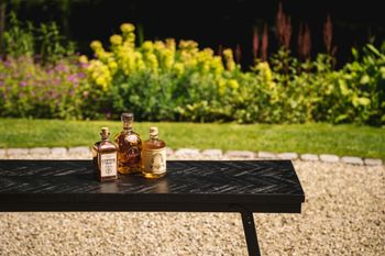 Consola de madera de teca y hierro en negro 140x60x103 cm