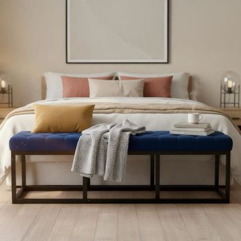Banco con patas de metal y asiento en terciopelo azul