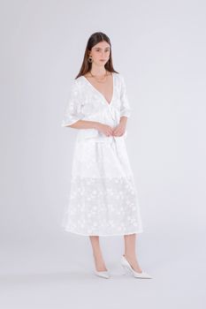 blusa con mangas cortas y volante de muselina de algodón bordado off white