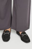 mocasines anchos de antelina negra con estribo plateado