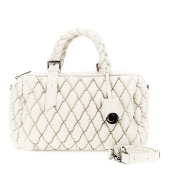 bolso efecto napa con asas trenzadas y charm con logo plaster