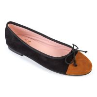 bailarina ante negro y marron