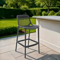 taburete para exterior con resplado en plastico gris oscuro