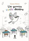 Un gorrión vuela dentro