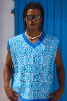 top sin mangas oversize de punto croche con escote de pico azul