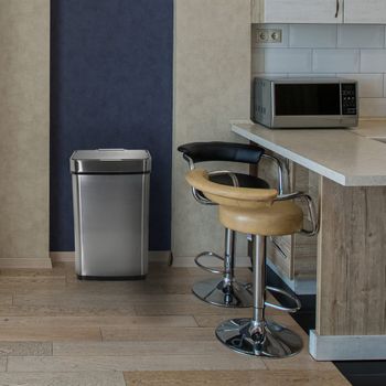Cubo de basura automático de acero inoxidable de 60 l plateado