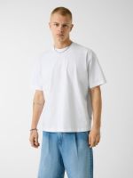 camiseta con logotipo bordado