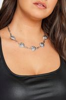 collar de cadena plateada con corazones