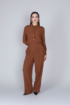 pantalones palazzo con pinzas brown